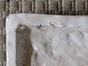 Tämän reliefin patinoin poltetun terran sävyyn. Löytyi hyvin vanha resepti, mutta jääköön se ammattisalaiuudeksi.